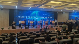 新疆阿克蘇5所學(xué)校獲贈5臺電影放映設(shè)備及50場電影