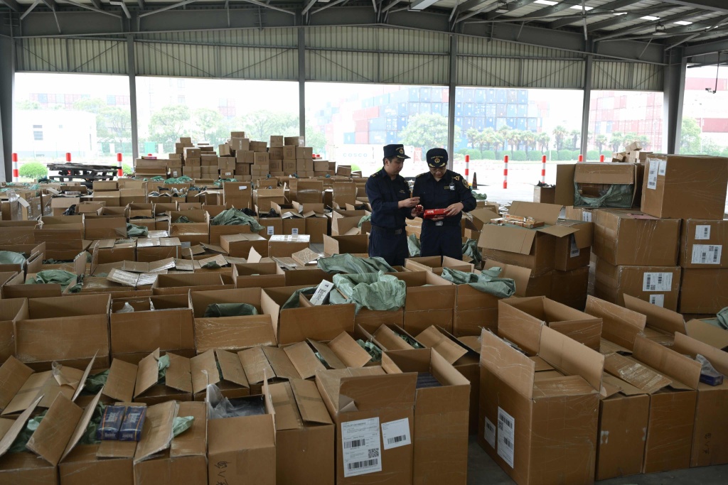 上海海关查获超1900万支假烟，将移交公安部门侦办