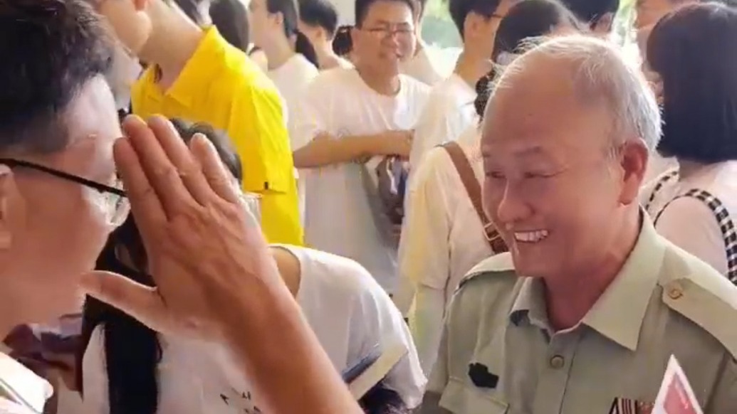孫女在外地打工，退伍爺爺幫咨詢志愿填報(bào)獲老師敬禮