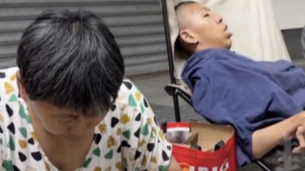 “靠自己挣来的钱才花得安心”,成都60岁孃孃带脑瘫儿子摆摊,有人专程坐地铁来买花