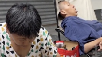 “靠自己挣来的钱才花得安心”，成都60岁孃孃带脑瘫儿子摆摊，有人专程坐地铁来买花