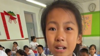 “感謝您帶來的星光”，實習(xí)教師即將離校，學(xué)生們含淚與她告別