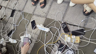 榕江一广告店老板搬出发电机：三天有两千多人免费充电