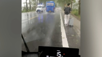 遇小伙拖行李箱冒雨行走，男子邀上车：捎两公里，有能力就帮