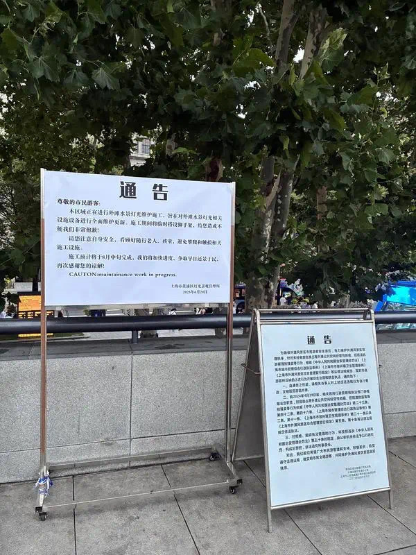 上海外滩观景平台的脚手架已降至护栏以下，不再影响观景拍照