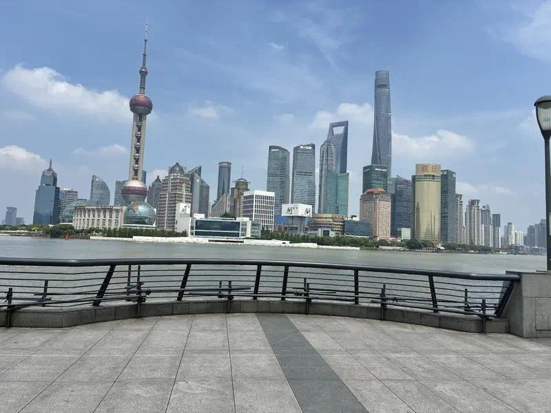 上海外滩观景平台的脚手架已降至护栏以下，不再影响观景拍照