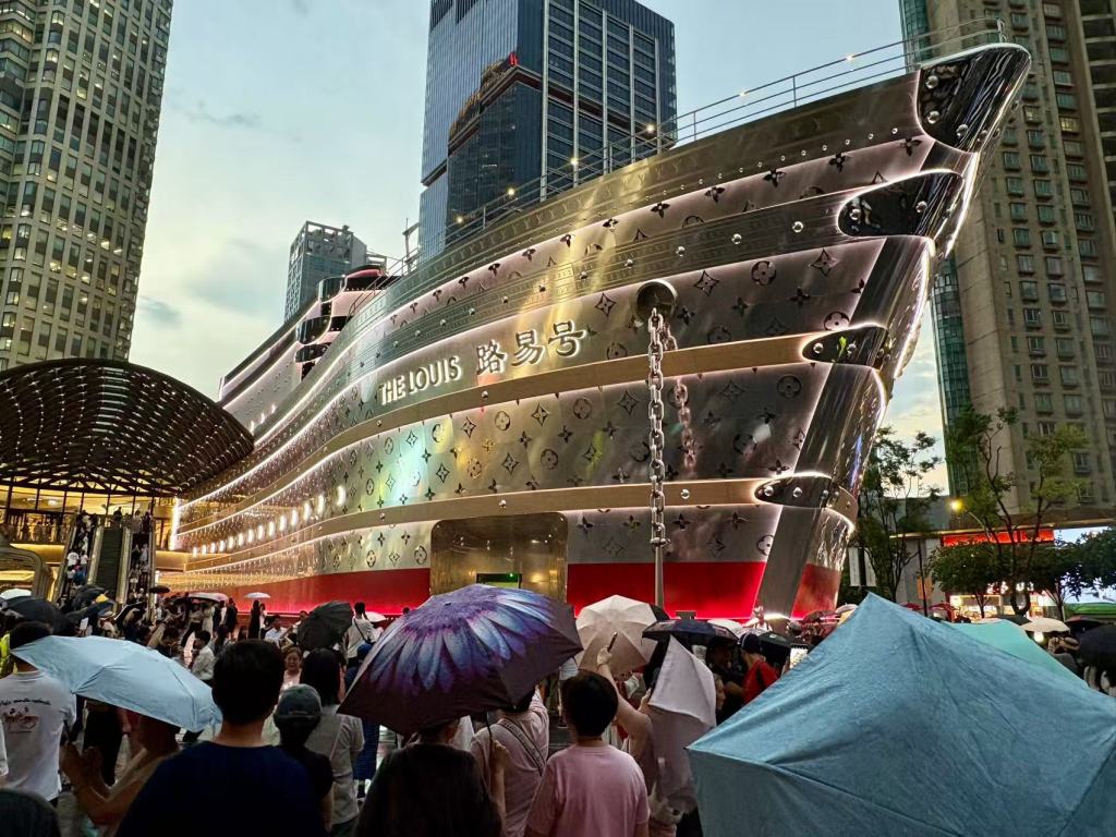 烈日暴雨都阻挡不了人们打卡“巨轮”，谁接住了“泼天流量”？