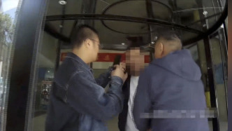 男子捅人致死潜逃19年，警方锲而不舍追凶破案