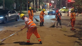 暴雨后上海部分路段现“黄色污泥”？系管道污水混杂餐企油膏外溢，正处理