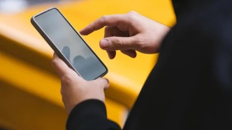 中青評(píng)論：學(xué)生上課玩手機(jī)被指“理想信念缺失”，如此處分太夸張