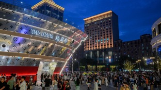 直播丨全球唯一的LV“巨輪”泊駐上海市中心，一起“上船”