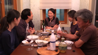 洪常秀最新“催眠”作品，依然能给予我们新的思考