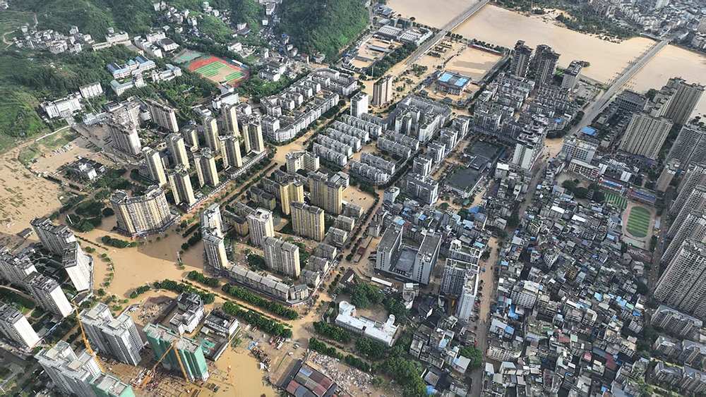 贵州榕江县公安局：灾后清淤，所有停在县城主次道路车辆一律驶离