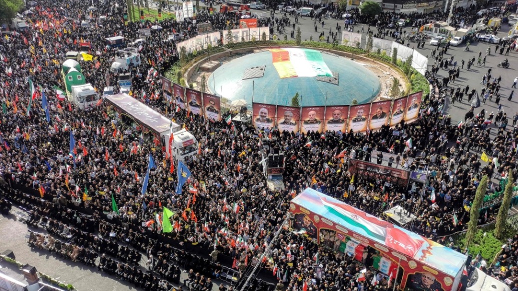 伊朗國葬現(xiàn)場，民眾高喊口號控訴美以行徑