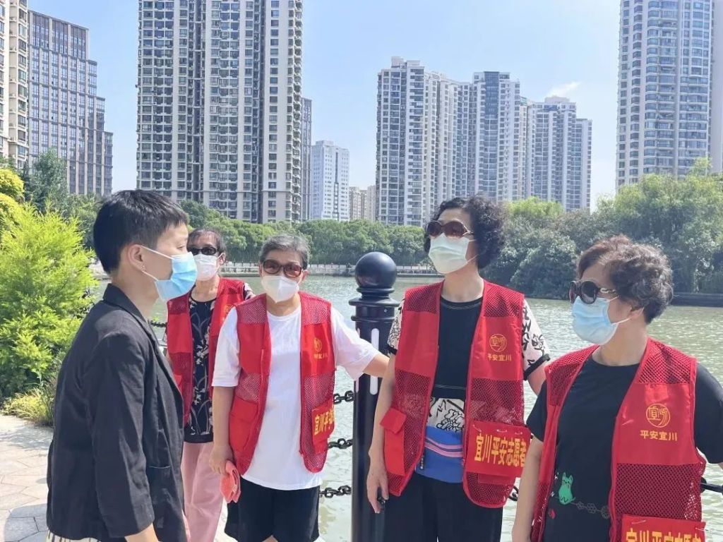 走街串巷的“百宝箱”书记：从换电梯到定制公交，她有一套社区治理经