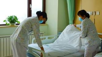 人民日报：一人住院全家忙乱如何缓解？多地医疗机构试点免陪照护服务