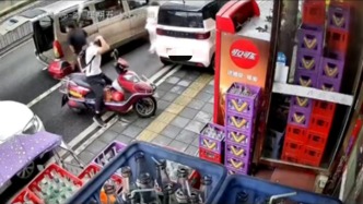 两把菜刀疑从天而降险砸中摩托车主，律师：涉高空抛物罪