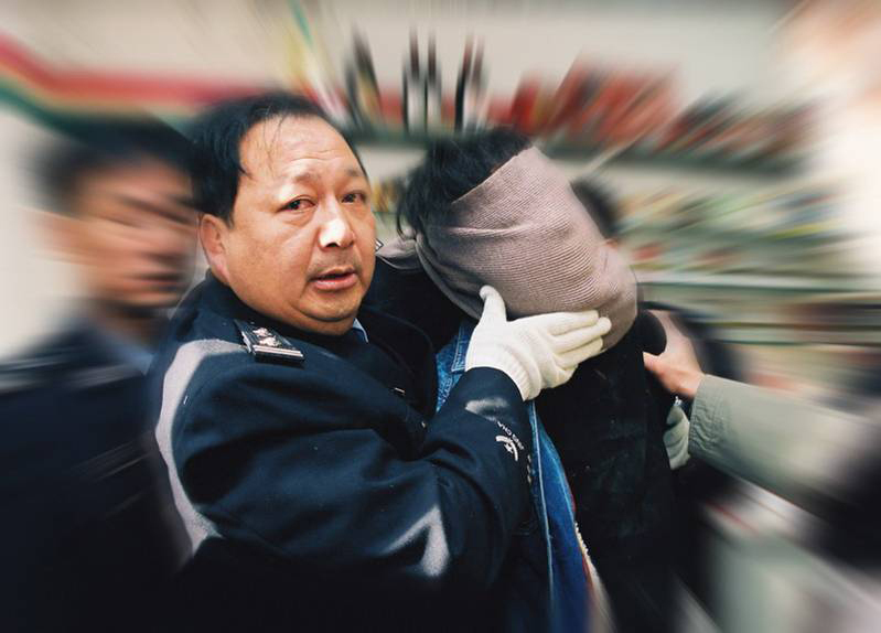 20年前特警严德海用生命扼住烈焰，如今儿子已继承他的警号