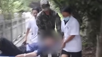 “叔叔，有人被樹壓住了！”老人被樹木壓倒無法動彈，兩名小學(xué)生一個舉動立功了