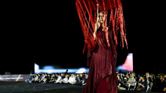 新疆巴楚150米沙丘變身時(shí)尚秀場，發(fā)布2026流行趨勢