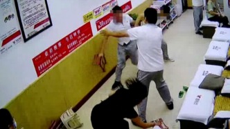 鄭遠(yuǎn)元門店回應(yīng)技師掄椅砸傷女顧客：她先動的手，愿賠禮道歉