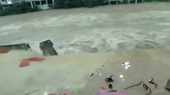 云南彝良县遭遇强降雨：有车辆被冲入河道，暂未接到伤亡报告