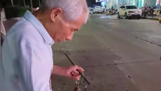 认出已故同学的父亲摆摊，女子买下所有瓜：“早点回家，我们都记得他”
