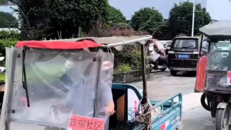 榕江“村超”球员化身救援队员，骑三轮车为村民送物资