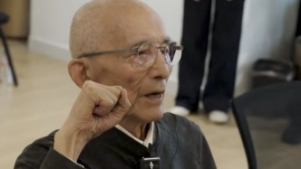 92岁游本昌宣誓加入中国共产党，佩戴党员徽章时一度哽咽