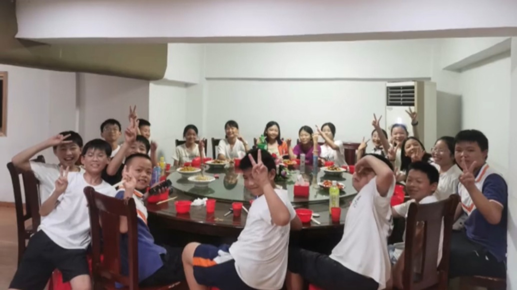 九江一餐館老板自掏300元,為“小顧客”加菜:“不能讓孩子的聚餐失望”