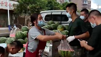 貴州榕江重建中：市民開車給子弟兵送西瓜，“這是我們的一點(diǎn)心意”