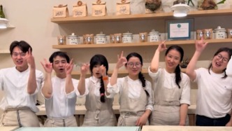 “謝謝你用愛點(diǎn)亮我們！”演唱會上鹿晗推薦上?！疤貏e”咖啡店，聽障咖啡師們用手語致謝