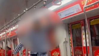 “病号服”和“绿巨人”地铁上互拍引发乘客恐慌，两名男子被行政处罚