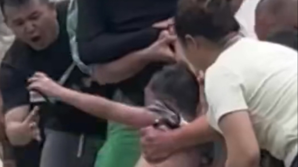 生死瞬間！眾人激流中合力拽回墜河男孩