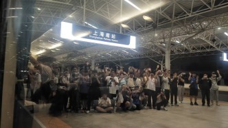 上海南站發(fā)出最后一班普速“綠皮火車”，交通迷揮手送別