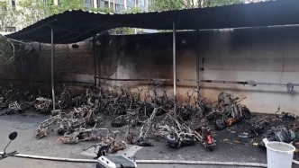 東莞一小區(qū)車棚起火近百輛電動車焚毀，樓房外立面被熏黑