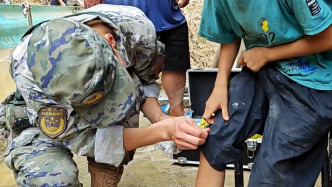 洪水后村民帶孩子騎車摔倒陷入淤泥，貴州黔南武警幫轉(zhuǎn)移到安全處消毒包扎