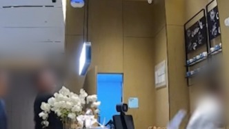 借雨傘拒付押金用水瓶砸前臺服務(wù)員，酒店訪客被拘