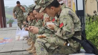 無人爭搶，卻人人讓步！榕江抗洪民兵吃隔夜飯，“把新鮮的飯留給后面的人”