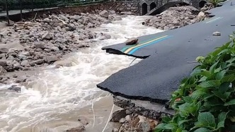 河南西峽縣遇極端強(qiáng)降雨，一民宿老板連夜幫助游客轉(zhuǎn)移