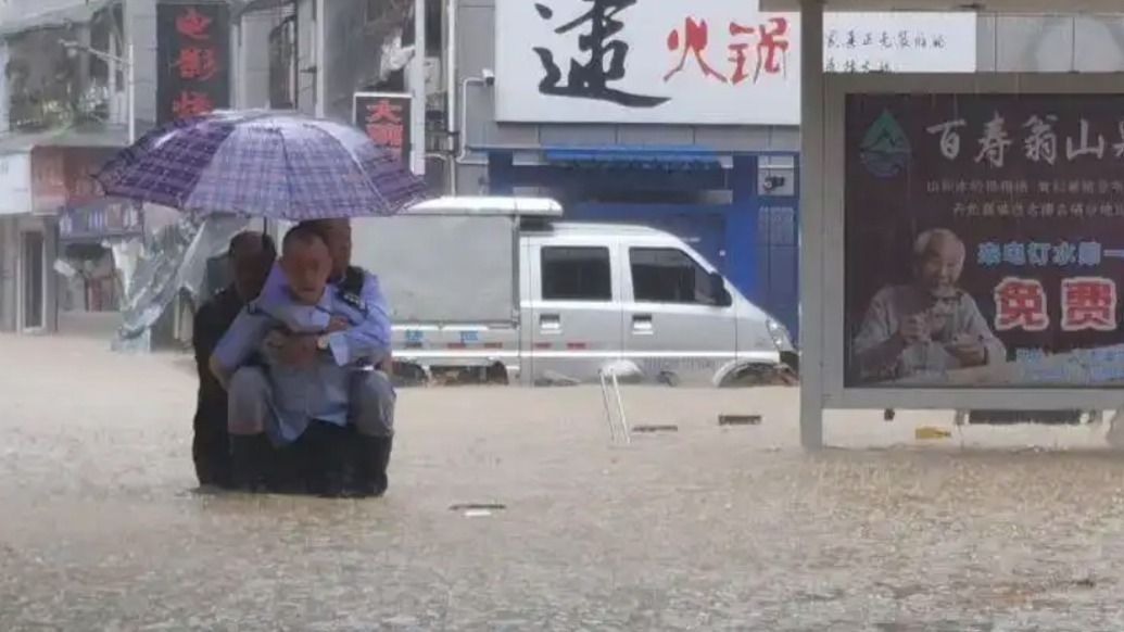 特大暴雨襲擊湖北咸豐：12小時(shí)降雨353.4 毫米，停課、停運(yùn)