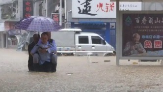 特大暴雨袭击湖北咸丰：12小时降雨353.4 毫米，停课、停运