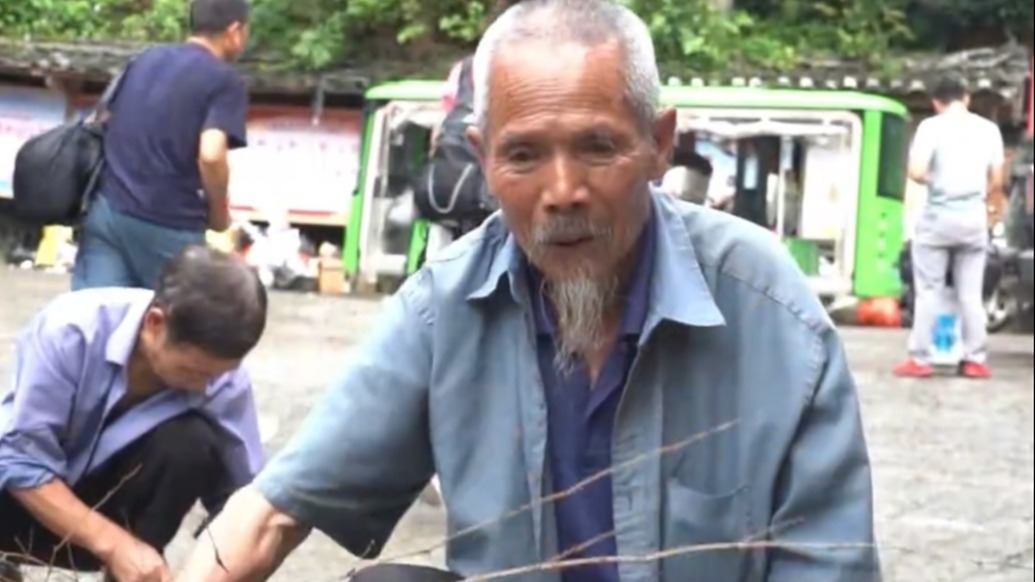 “能幫一點(diǎn)算一點(diǎn)”，榕江80歲老黨員手編掃把，為災(zāi)區(qū)清淤添力