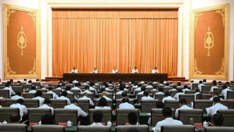 内蒙古包头市召开干部大会，宣布自治区党委有关干部任免职的决定