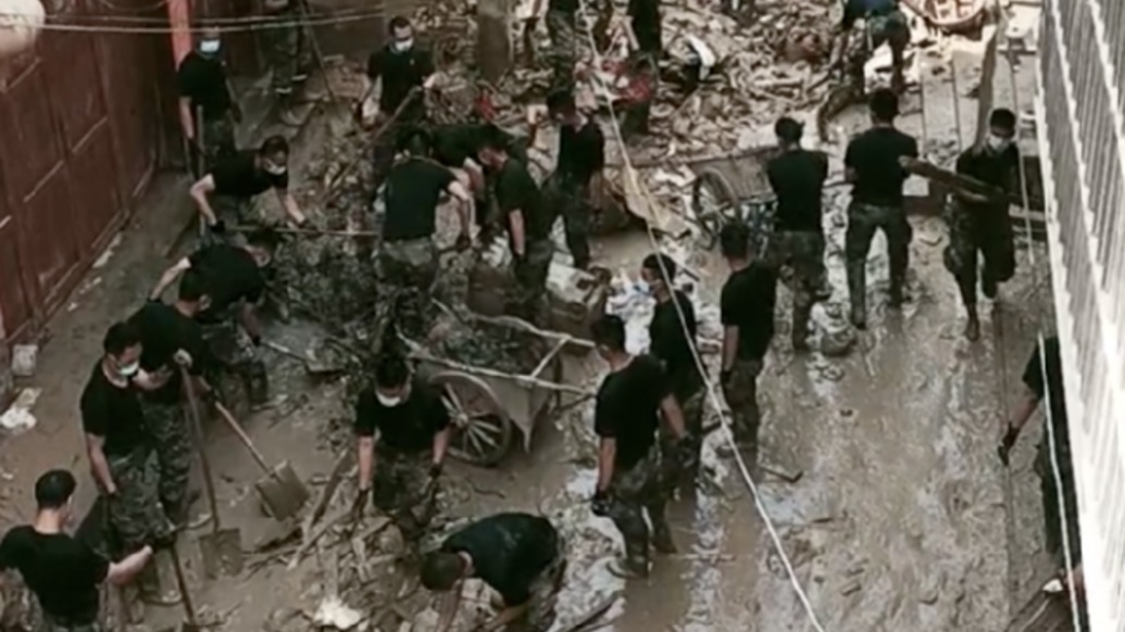 “他們都是用手一點(diǎn)點(diǎn)摳！”榕江洪災(zāi)清淤進(jìn)入攻堅(jiān)“巷道戰(zhàn)”，子弟兵徒手上陣群眾心疼哽咽