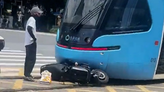 武汉光谷有轨电车与电动自行车相撞，运营公司：责任由交警划分