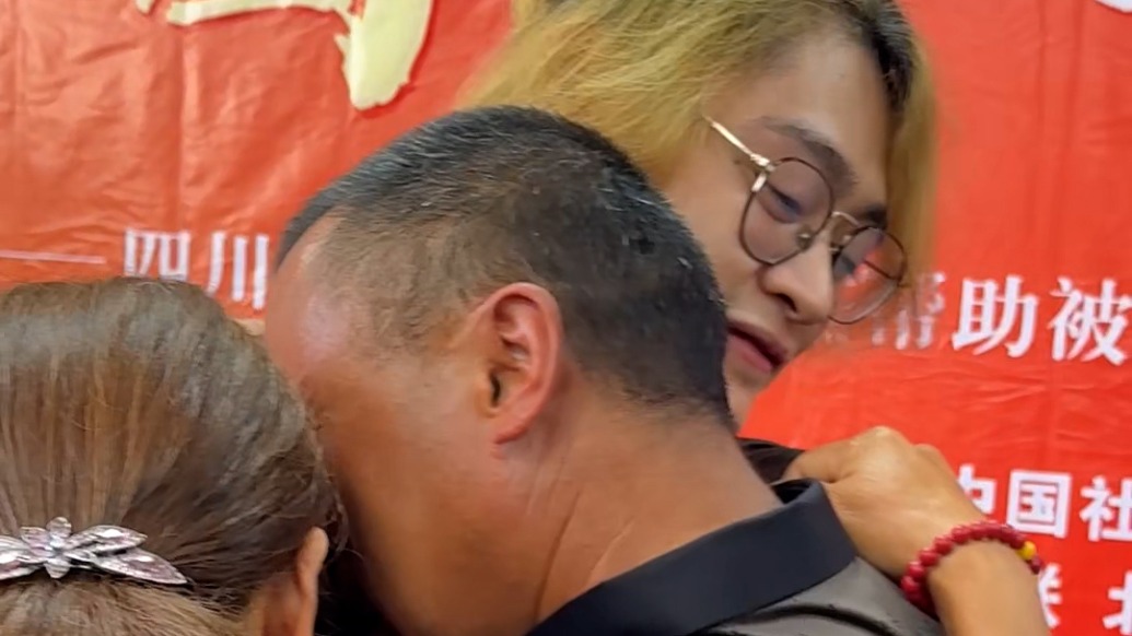 2歲小孩被爺爺?shù)呐研顾綉崕ё哌z棄，與親人離散28年后再度團(tuán)聚