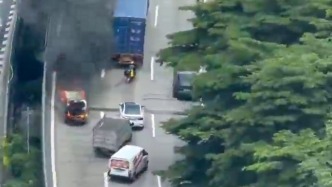 司機(jī)撤離時沒拉手剎，廣東中山一大橋上面包車起火后溜車
