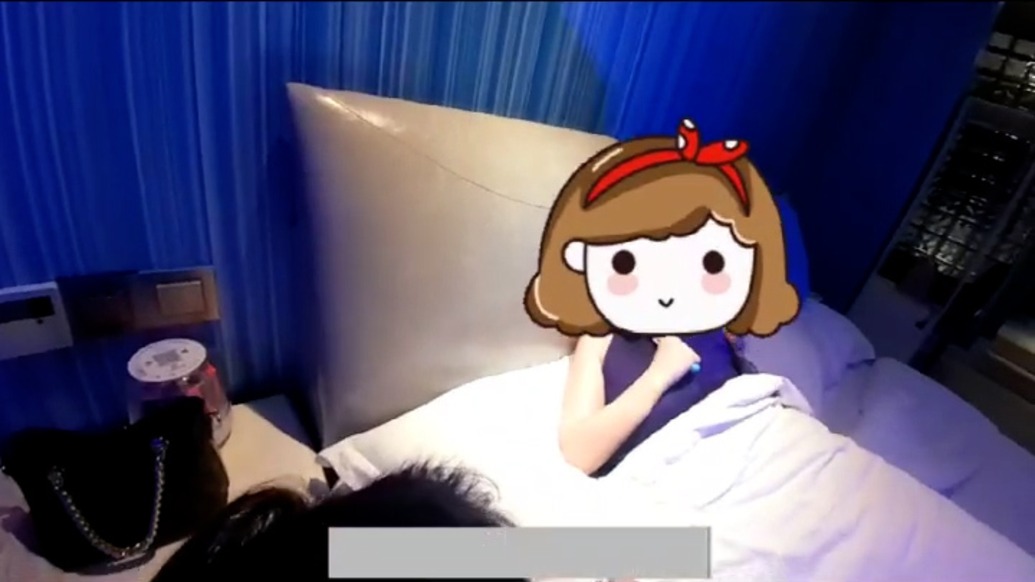 一秒奪刀！年輕媽媽因情感受挫持刀抵頸欲輕生，民警趁其情緒松動(dòng)救下