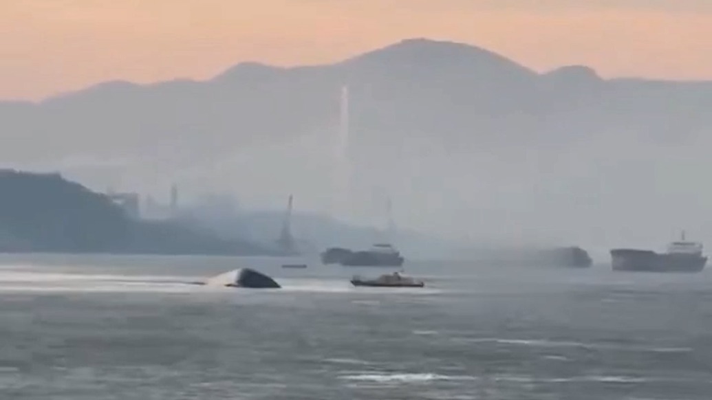 湖北黃石海事局通報長江兩船相撞事故：一輪船翻沉，落水2人已救起